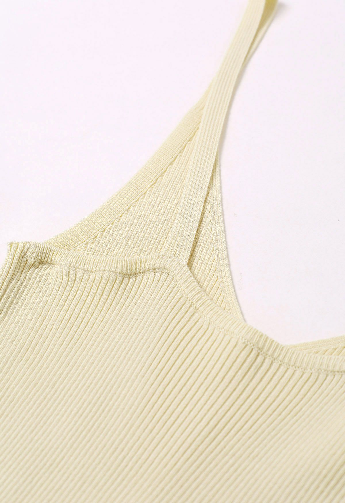 Mit Knöpfen verziertes, geripptes Strick-Tanktop in Creme