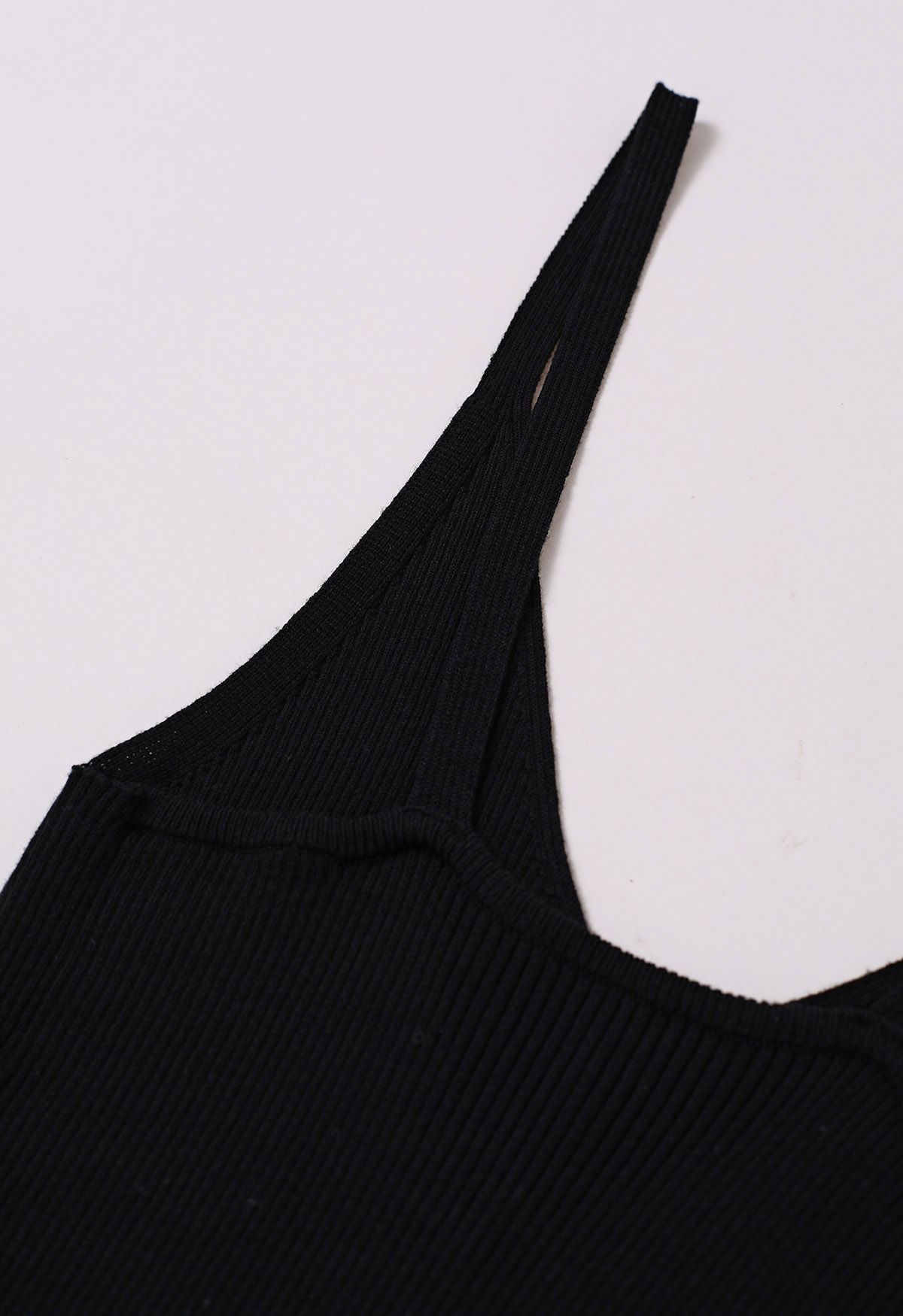 Mit Knöpfen verziertes, geripptes Strick-Tanktop in Schwarz