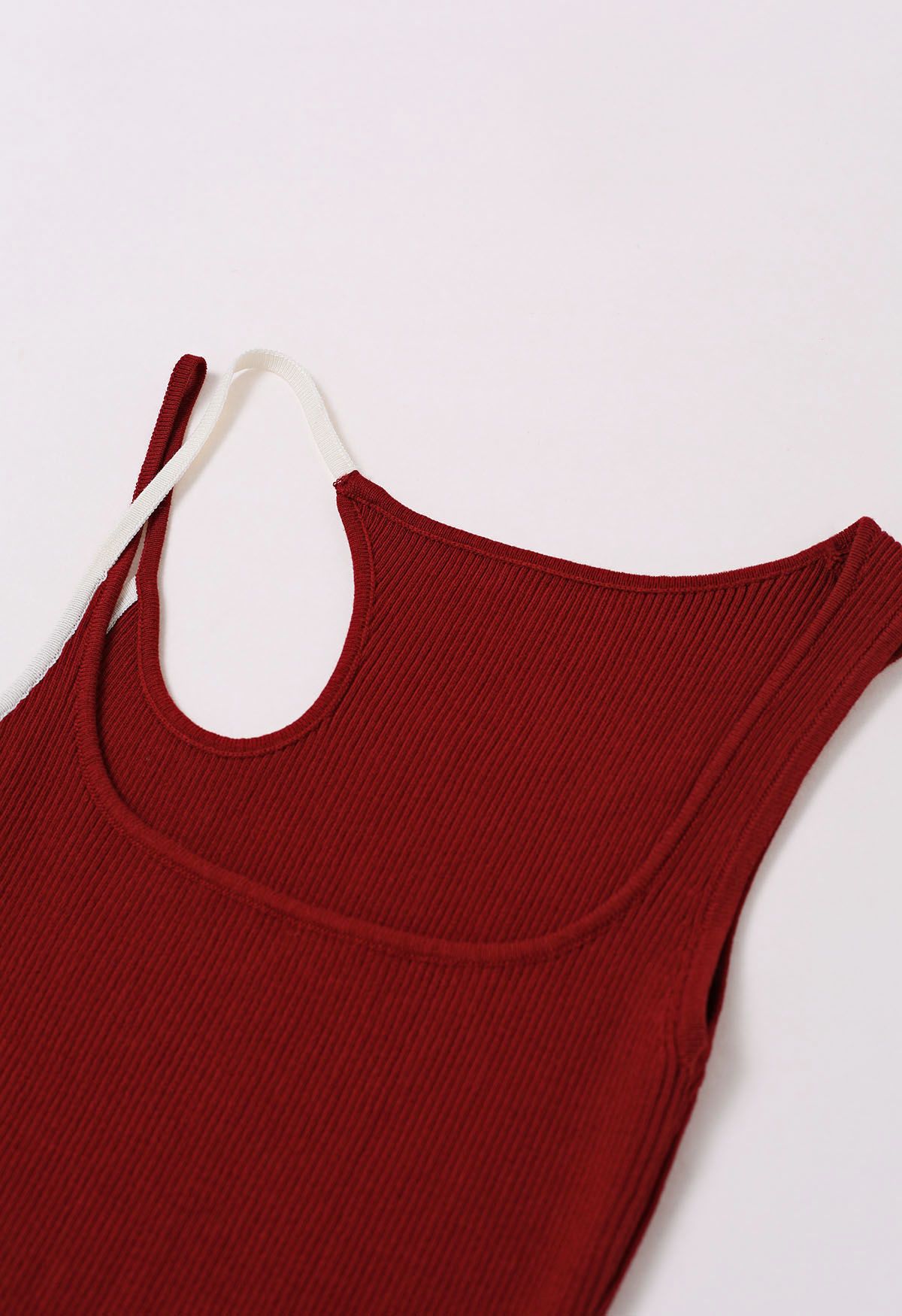 Tanktop aus Rippstrick mit kontrastierenden asymmetrischen Trägern in Rot