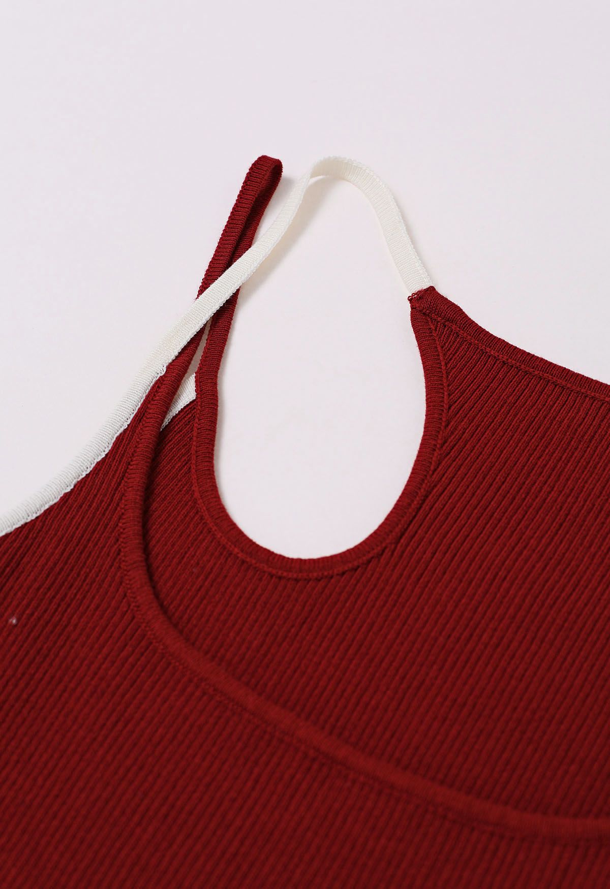 Tanktop aus Rippstrick mit kontrastierenden asymmetrischen Trägern in Rot