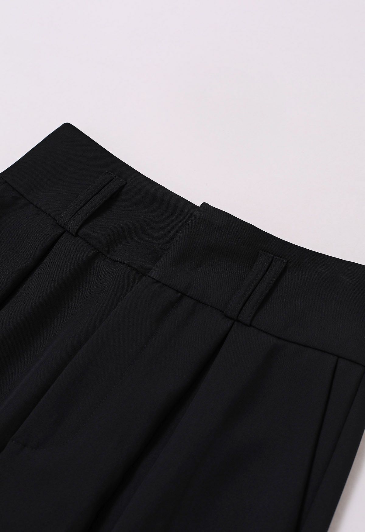 Bundfaltenhose mit weitem Bein und Seitentaschen in Schwarz