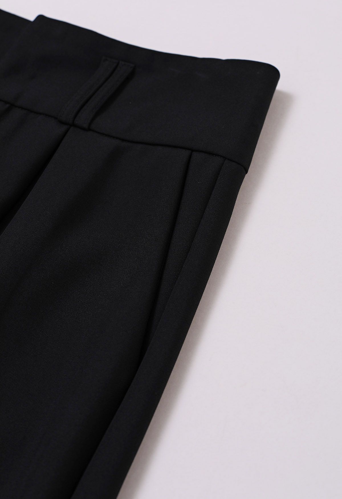 Bundfaltenhose mit weitem Bein und Seitentaschen in Schwarz