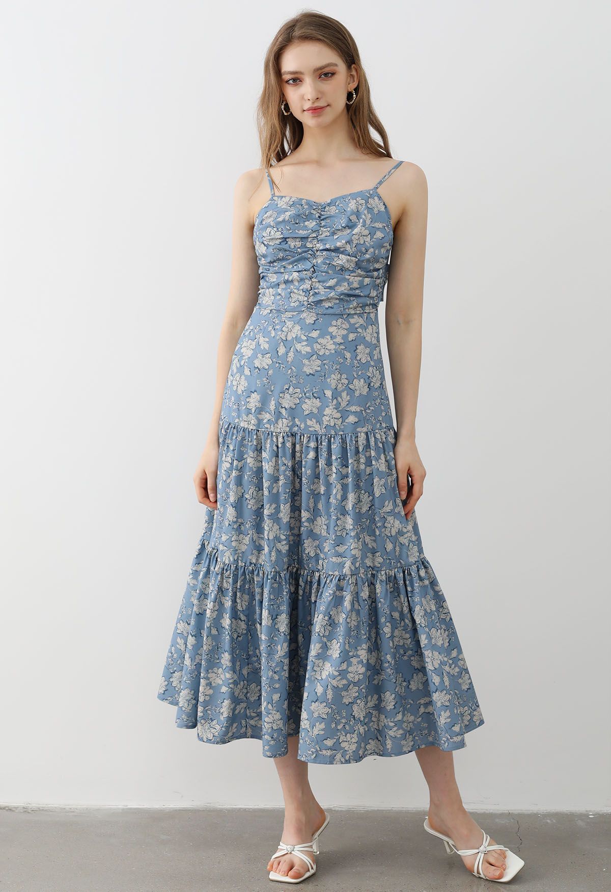 Camisole-Kleid mit Blumenmuster und Schleife auf der Rückseite in Blau