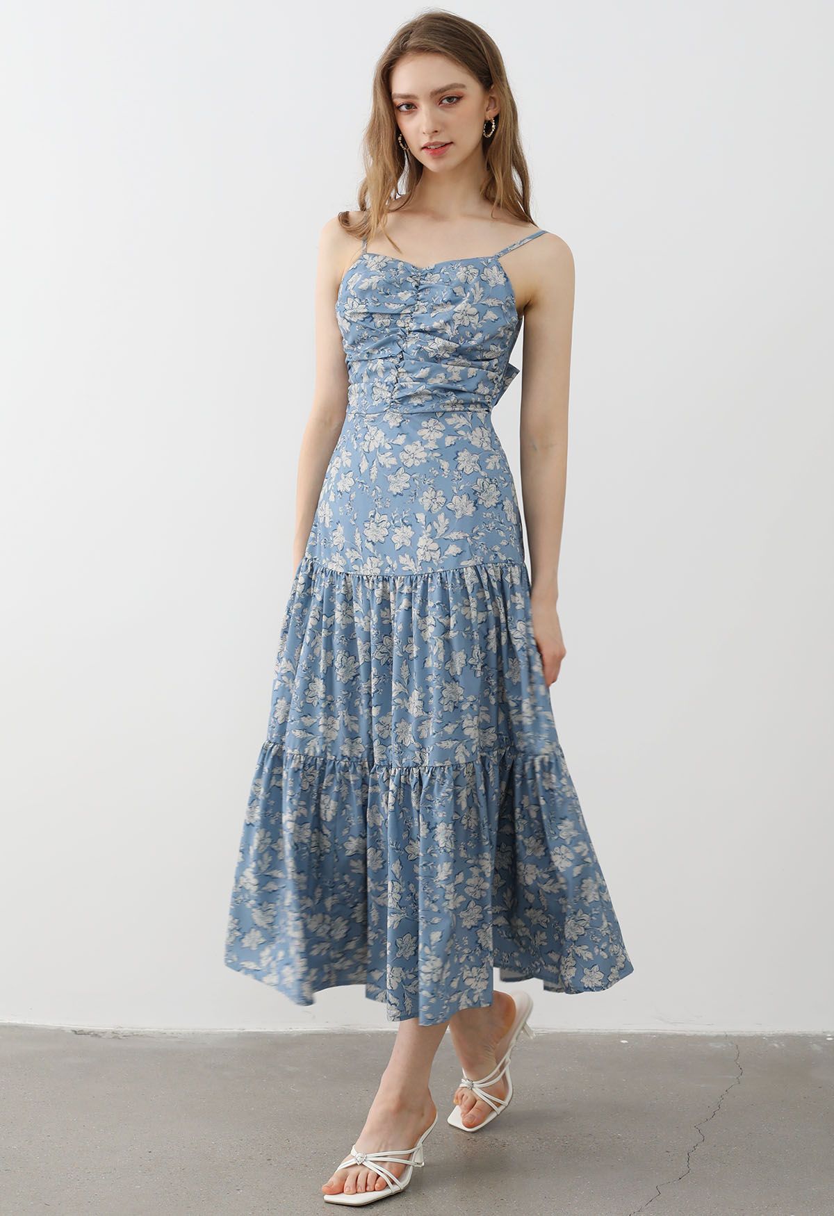 Camisole-Kleid mit Blumenmuster und Schleife auf der Rückseite in Blau