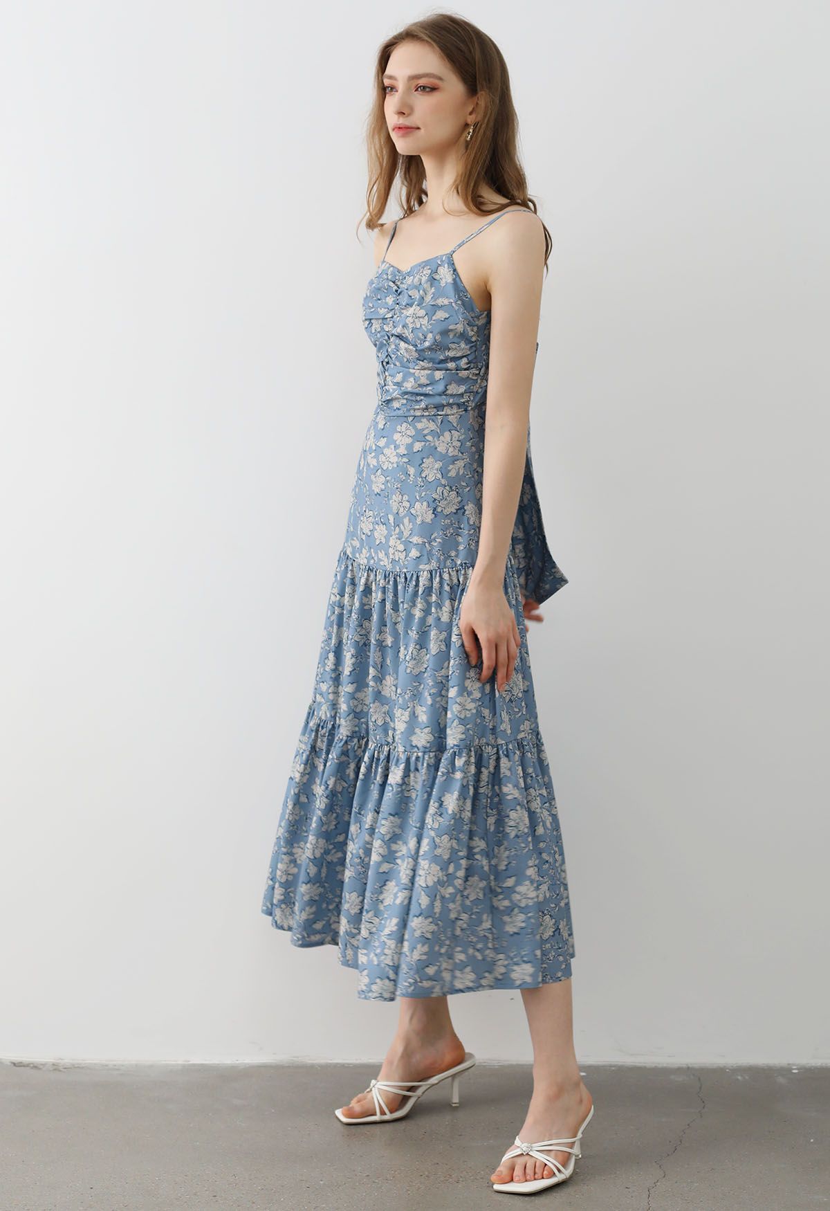 Camisole-Kleid mit Blumenmuster und Schleife auf der Rückseite in Blau