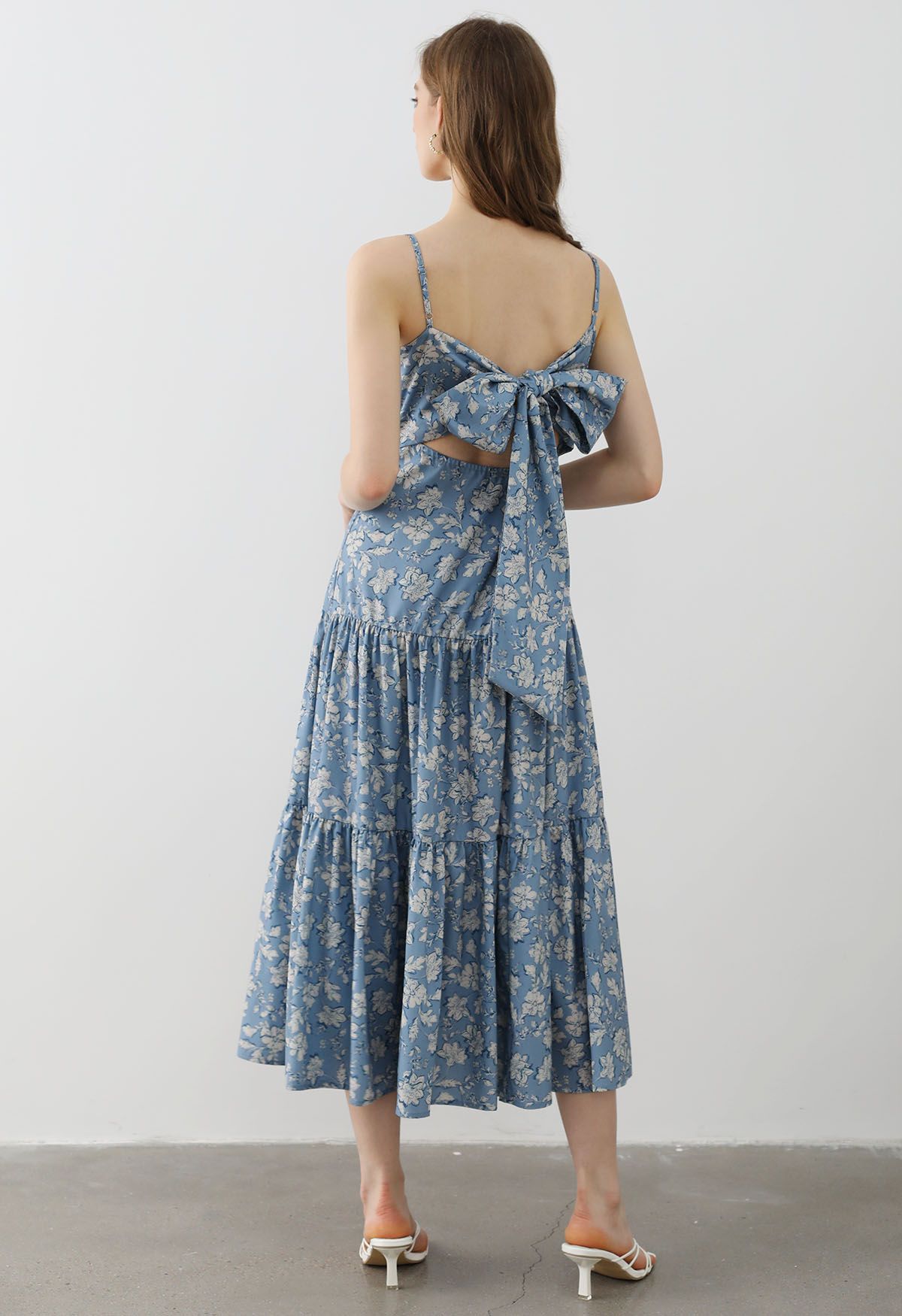 Camisole-Kleid mit Blumenmuster und Schleife auf der Rückseite in Blau