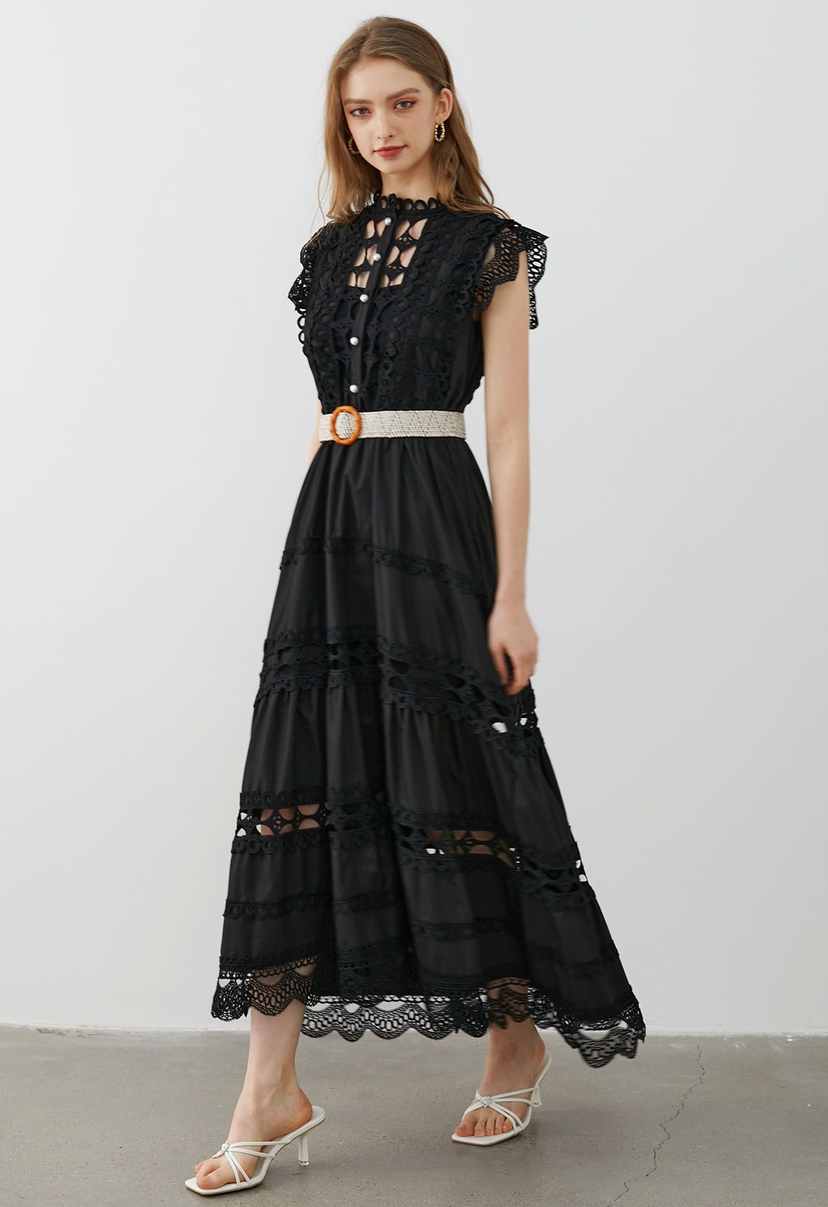 Ärmelloses Maxikleid mit Cutwork-Muster und Perlenbesatz im Gürtel in Schwarz