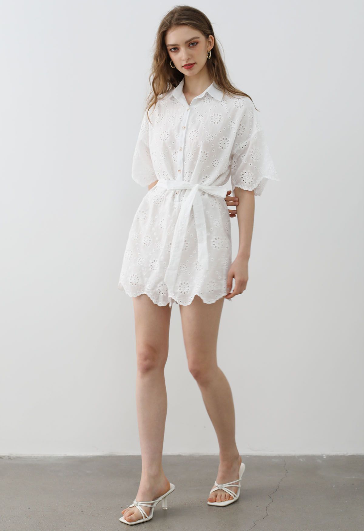 Playsuit mit Blumenstickerei und gewelltem Rand