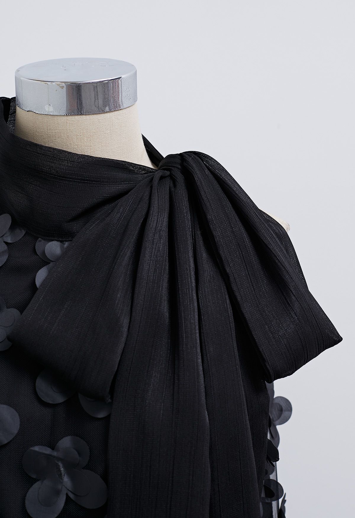 Neckholder-Top aus Netzstoff mit Blumenapplikation und Schleife in Schwarz