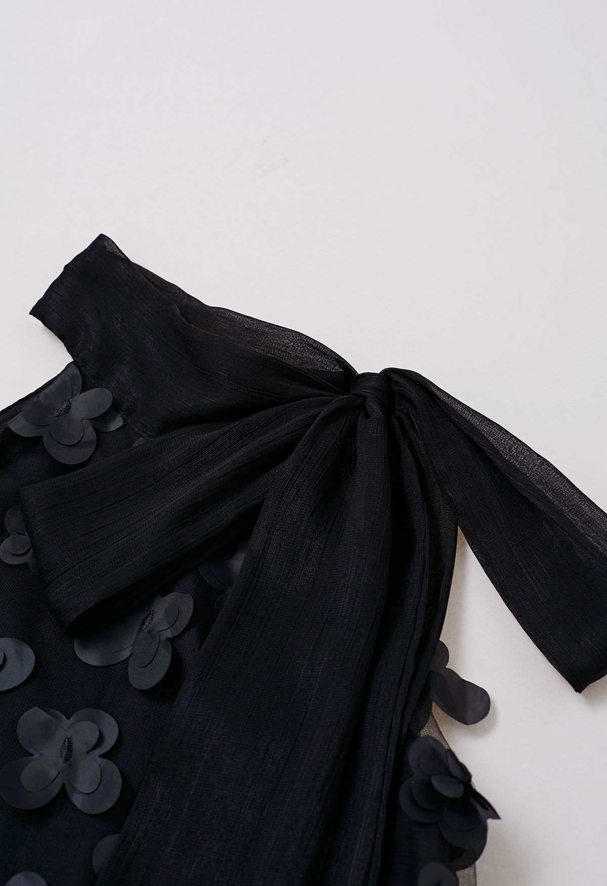 Neckholder-Top aus Netzstoff mit Blumenapplikation und Schleife in Schwarz