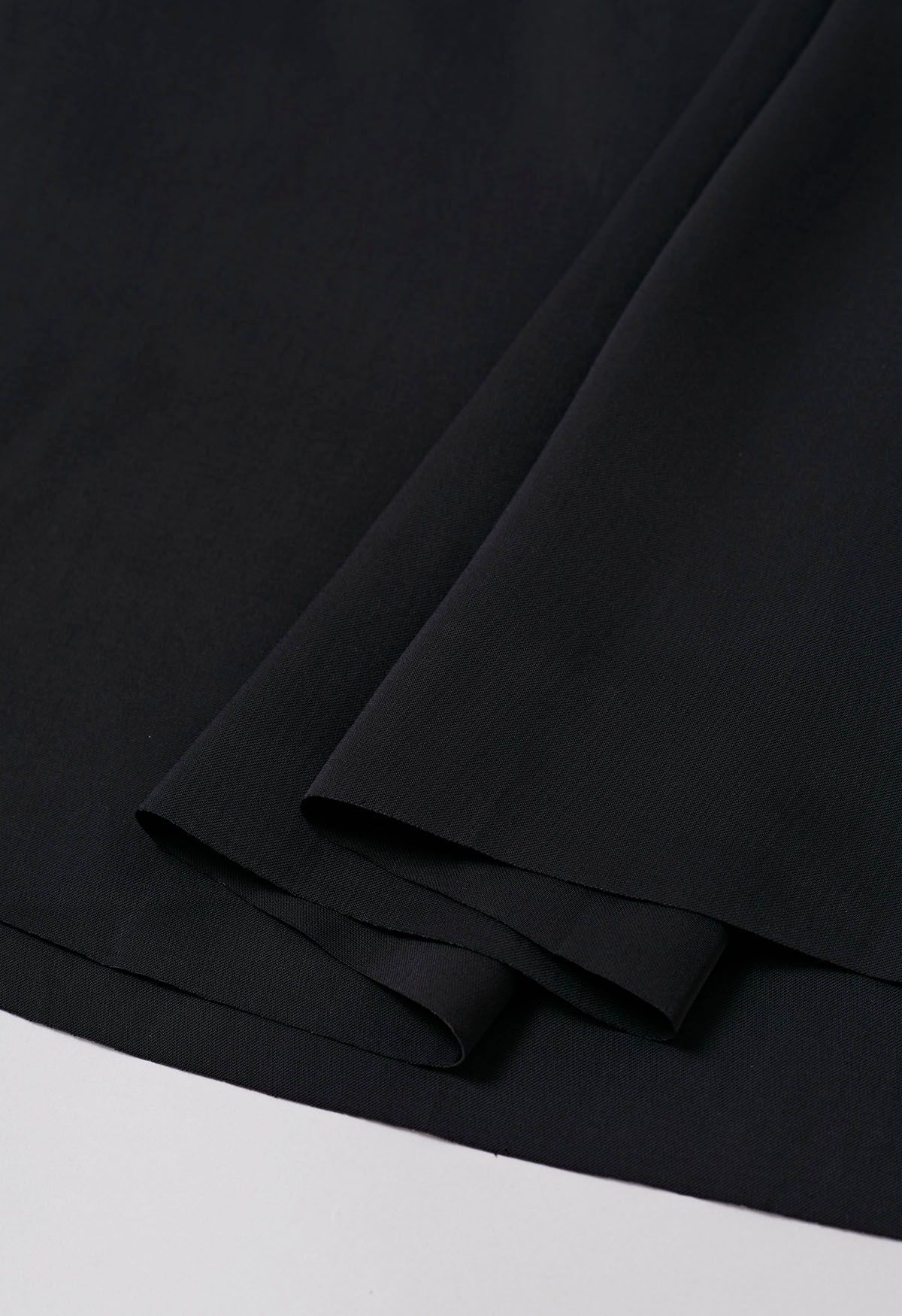 Plissierter Midirock aus glattem Satin in Schwarz