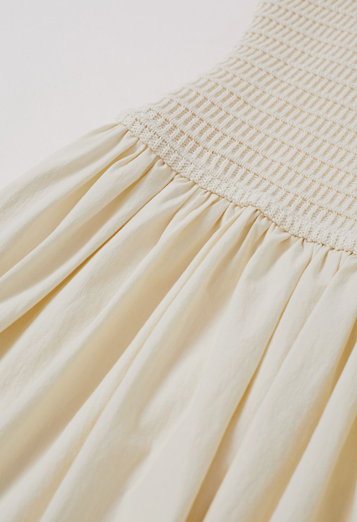 Gespleißtes Strickkleid mit Schnürung auf der Rückseite in Creme