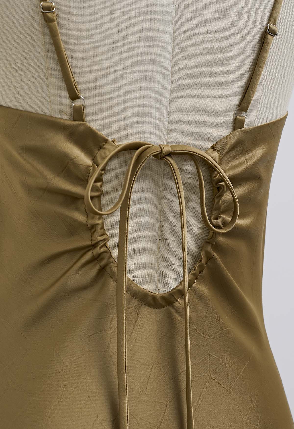 Rückenfreies Satin-Camisole-Kleid mit Kordelzug und Bindeband in Gold