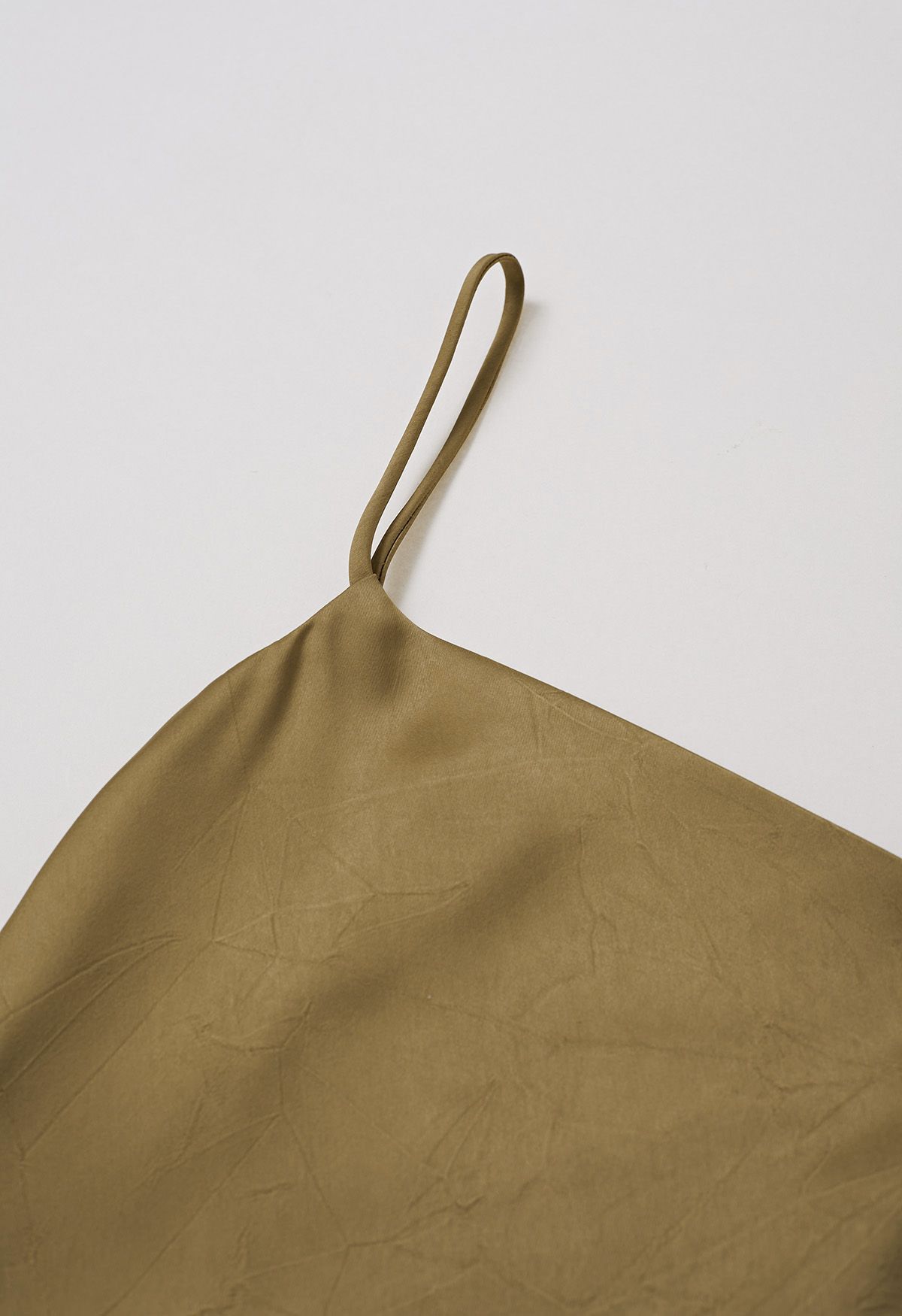 Rückenfreies Satin-Camisole-Kleid mit Kordelzug und Bindeband in Gold