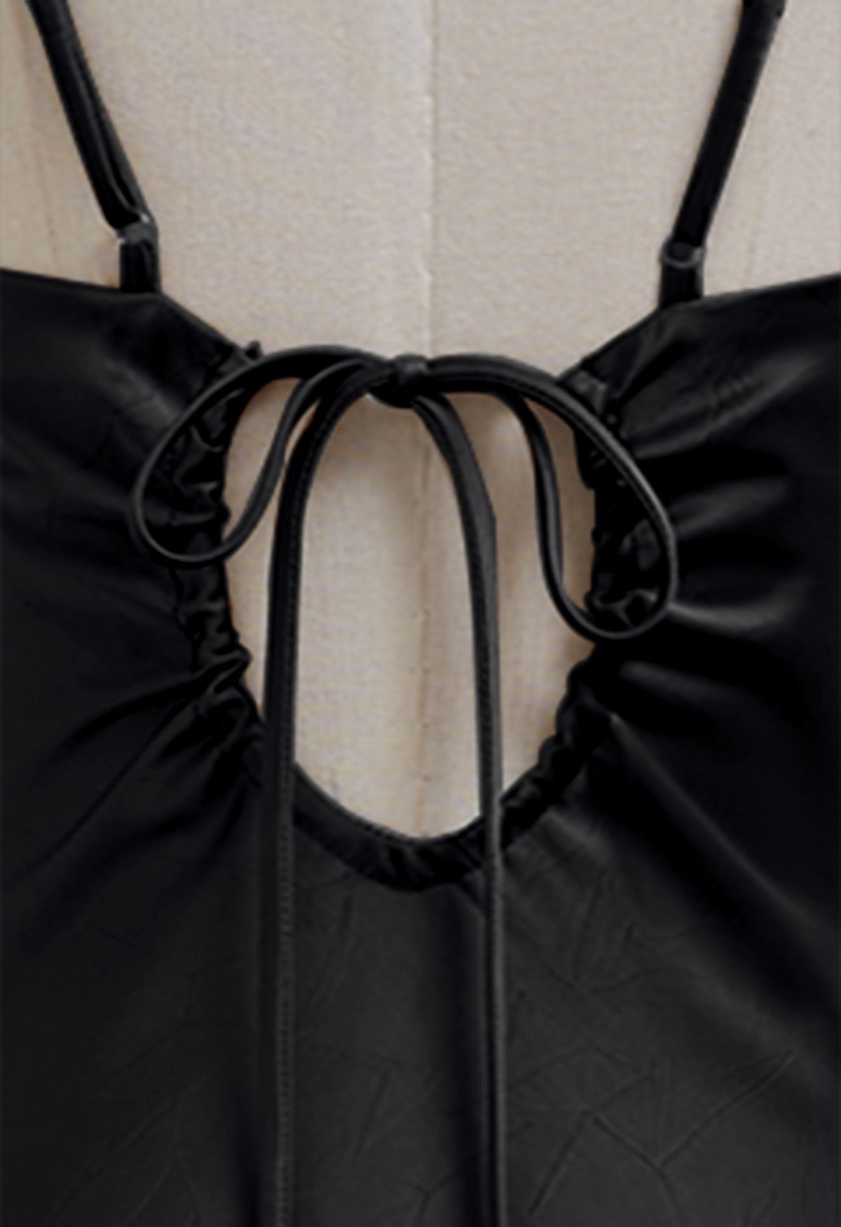 Rückenfreies Camisole-Kleid aus Satin mit Kordelzug und Bindeband in Schwarz