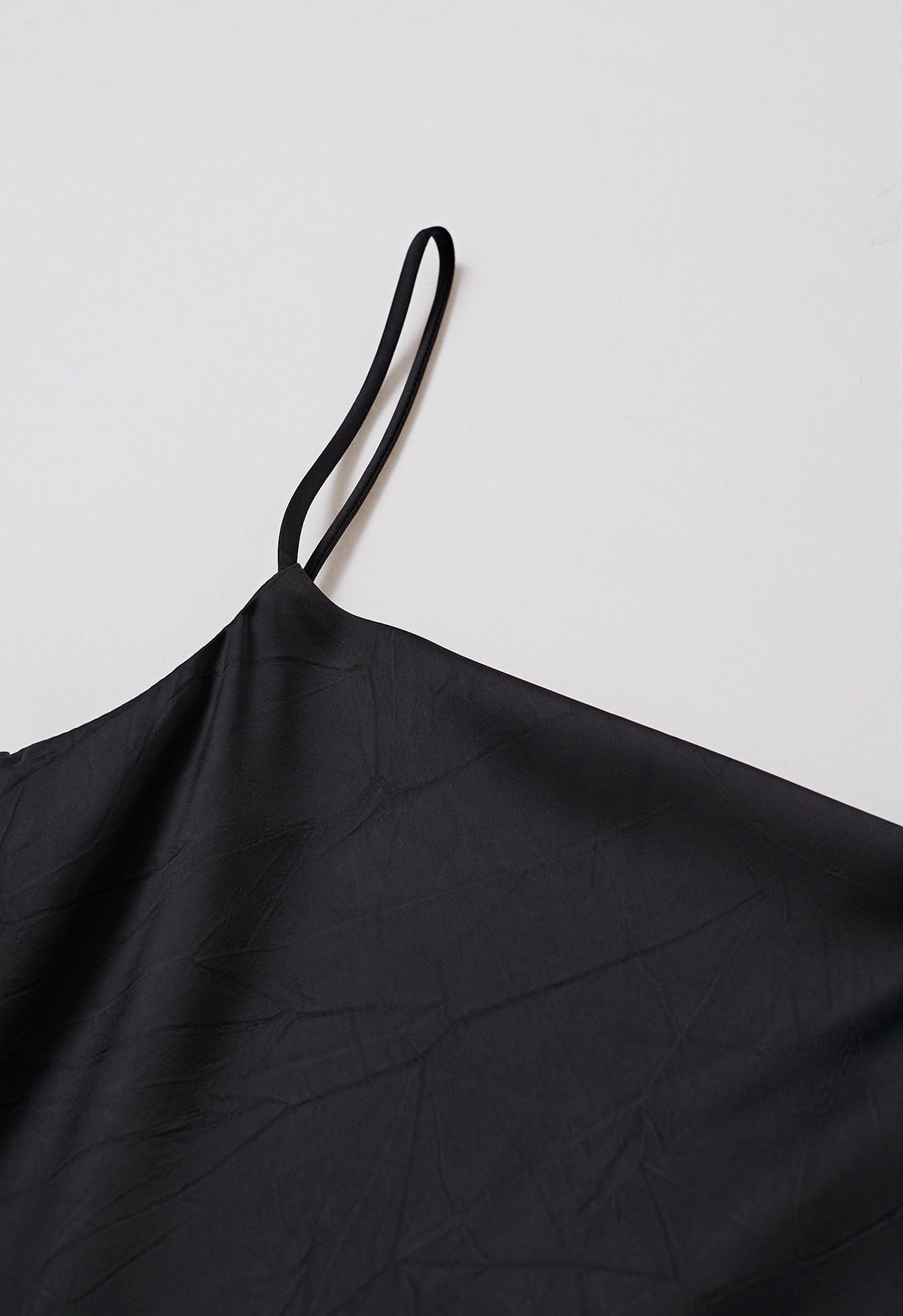 Rückenfreies Camisole-Kleid aus Satin mit Kordelzug und Bindeband in Schwarz