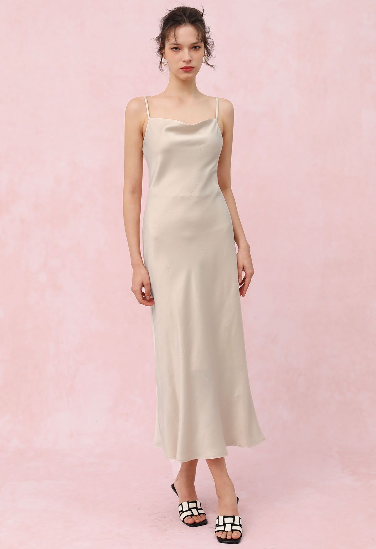 Rückenfreies Satin-Camisole-Kleid mit Kordelzug und Bindeband in Elfenbein