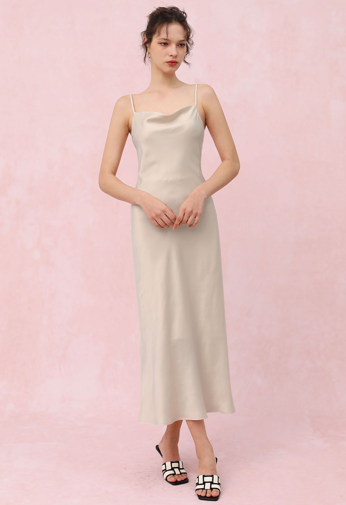 Rückenfreies Satin-Camisole-Kleid mit Kordelzug und Bindeband in Elfenbein