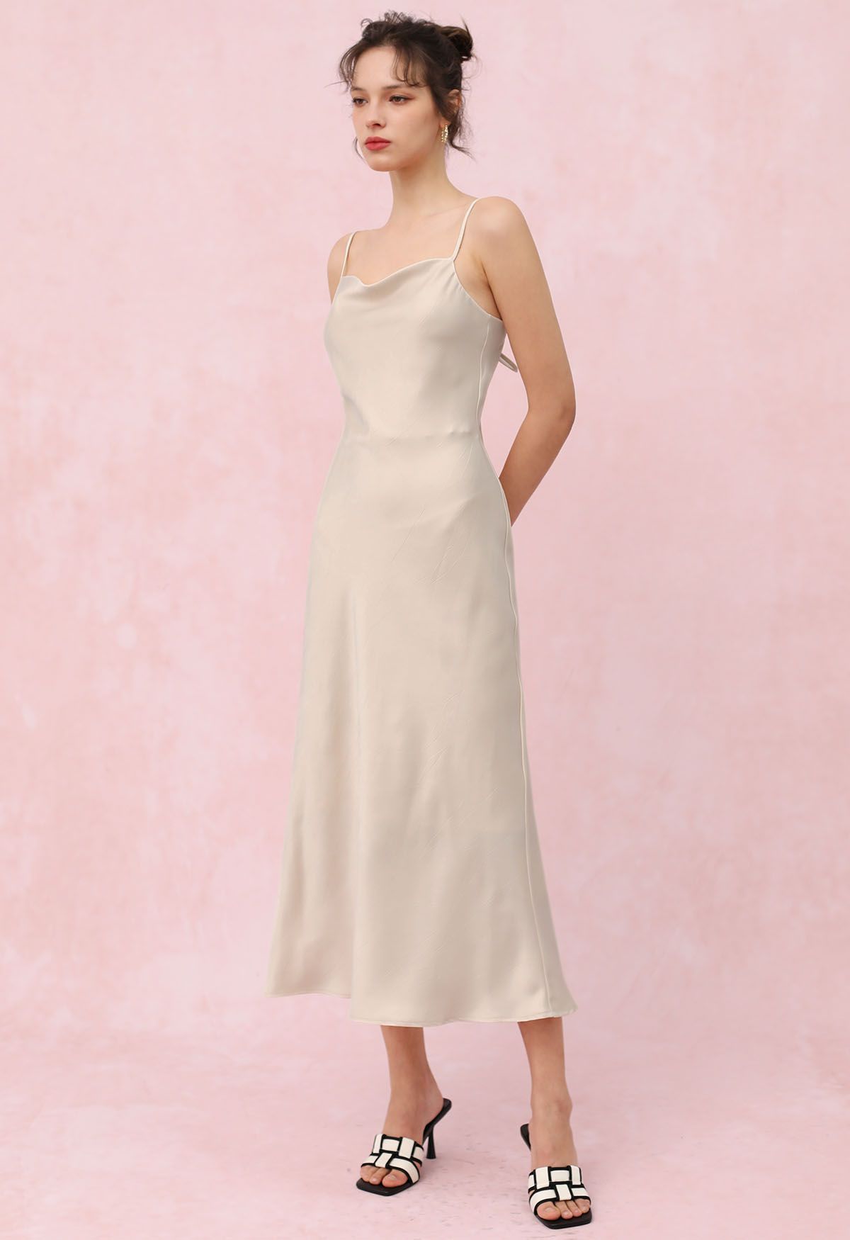 Rückenfreies Satin-Camisole-Kleid mit Kordelzug und Bindeband in Elfenbein