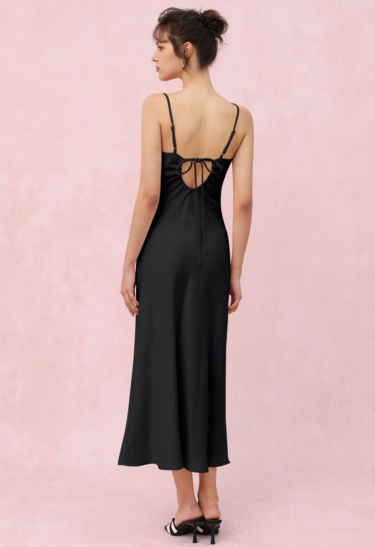 Rückenfreies Camisole-Kleid aus Satin mit Kordelzug und Bindeband in Schwarz