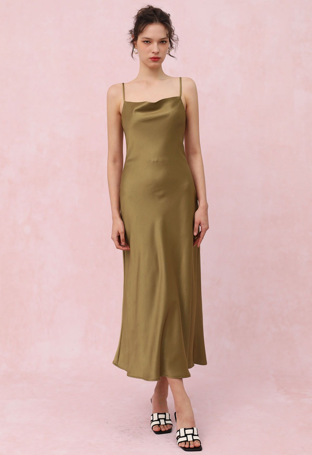 Rückenfreies Satin-Camisole-Kleid mit Kordelzug und Bindeband in Gold