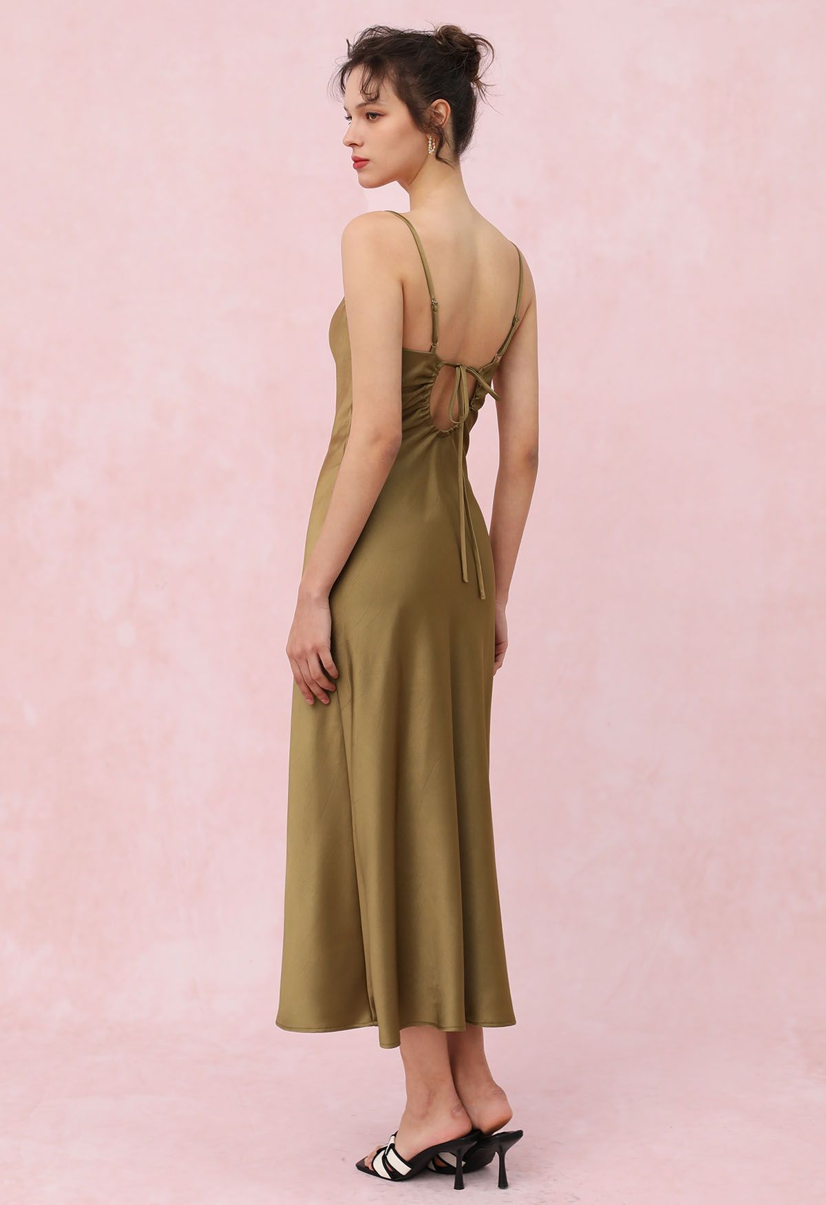 Rückenfreies Satin-Camisole-Kleid mit Kordelzug und Bindeband in Gold