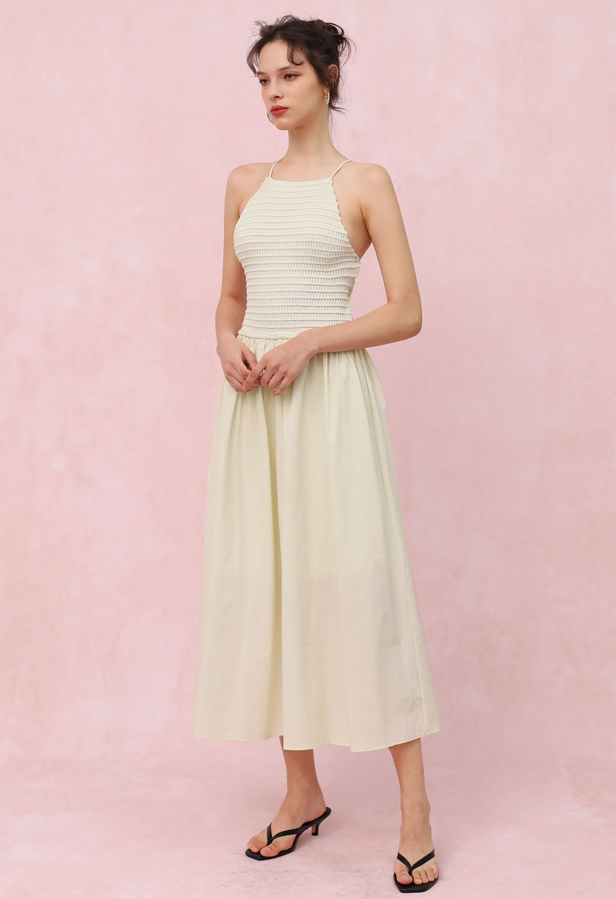 Gespleißtes Strickkleid mit Schnürung auf der Rückseite in Creme