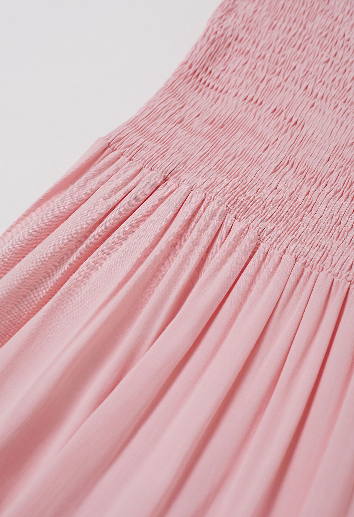 Flatterndes, gerafftes Maxikleid mit Bindebändern an den Schultern in Pink