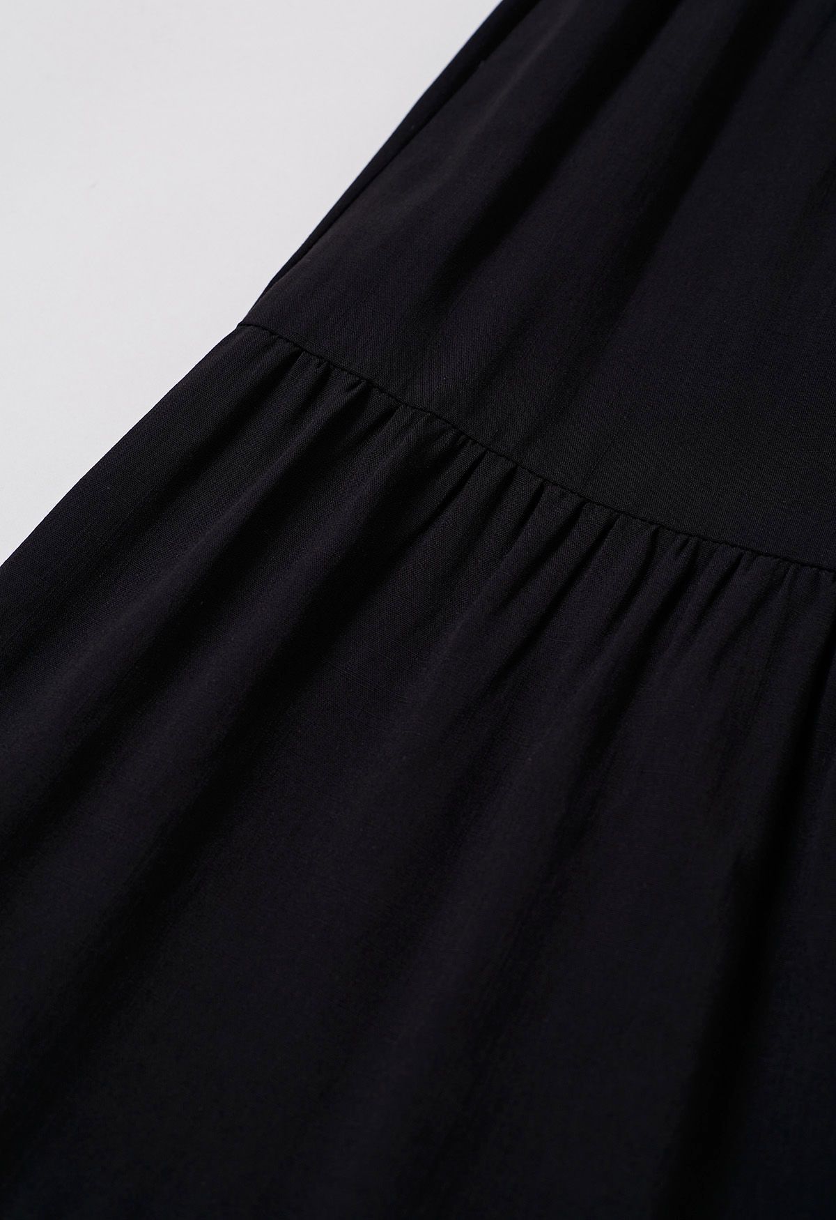 Flatterndes, gerafftes Maxikleid mit Bindebändern an den Schultern in Schwarz