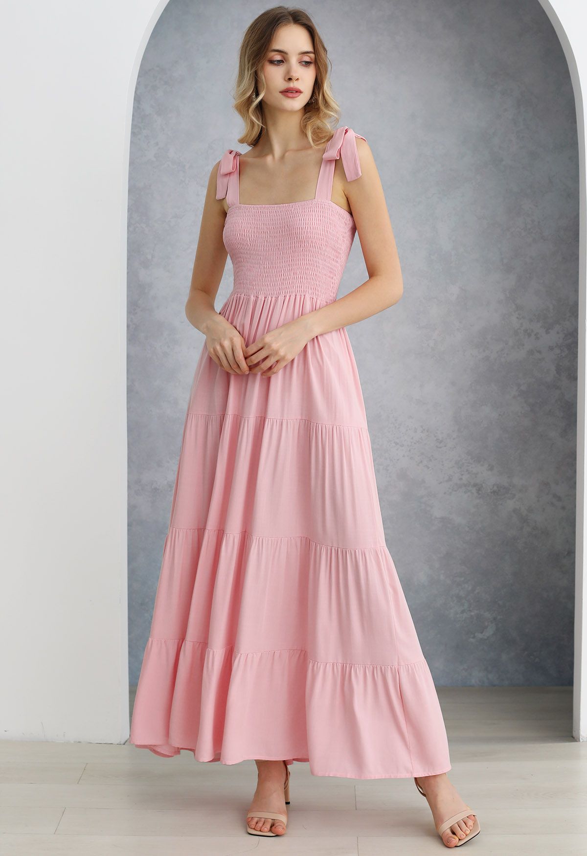 Flatterndes, gerafftes Maxikleid mit Bindebändern an den Schultern in Pink