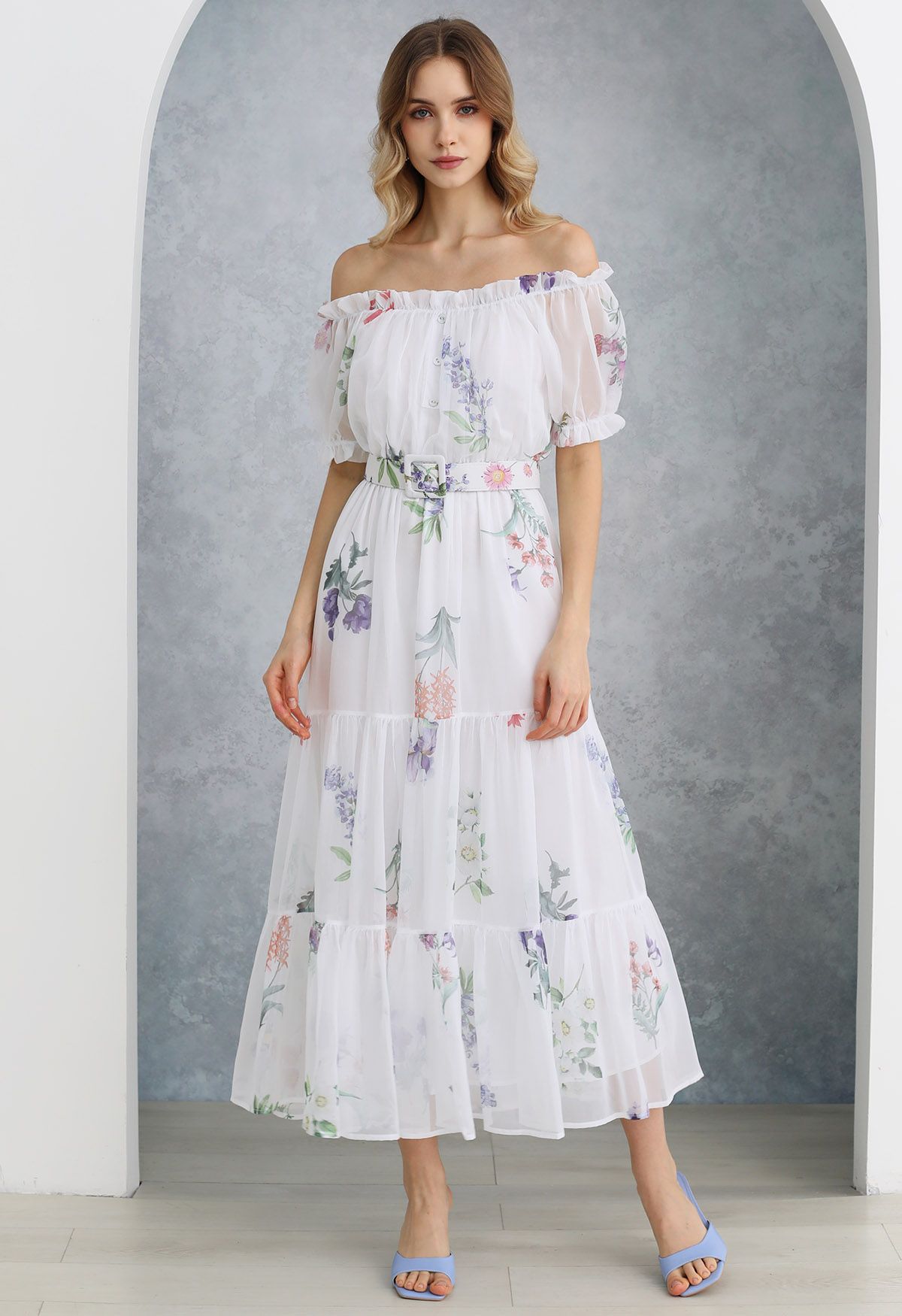 Schulterfreies Chiffonkleid mit botanischem Druck