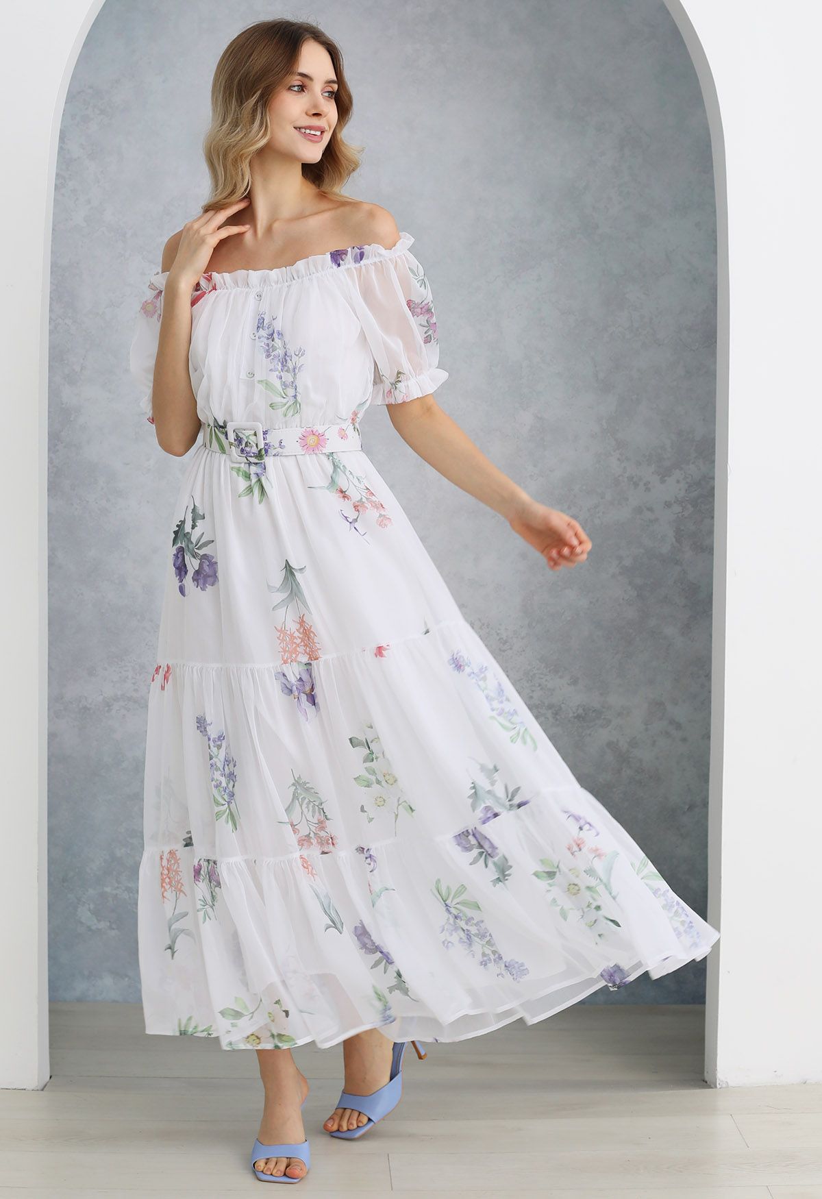 Schulterfreies Chiffonkleid mit botanischem Druck