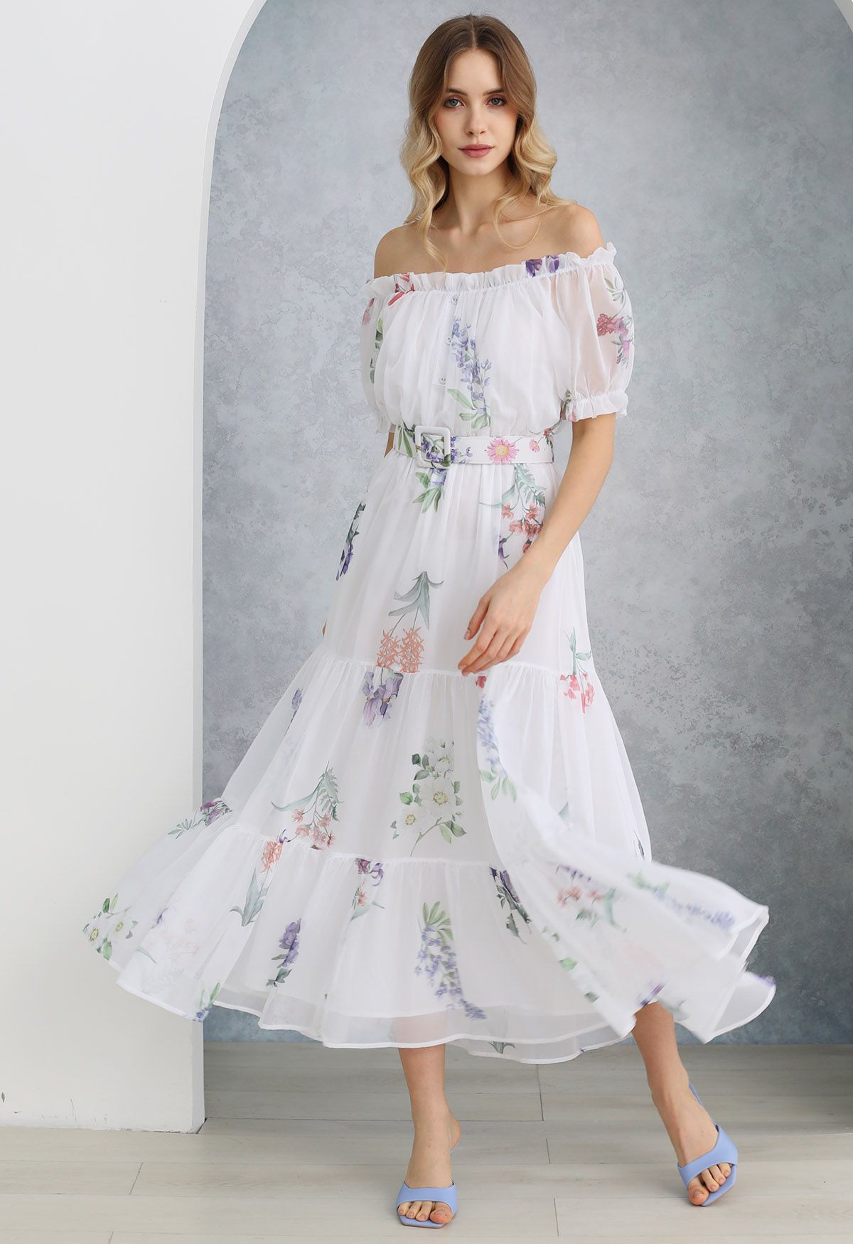 Schulterfreies Chiffonkleid mit botanischem Druck