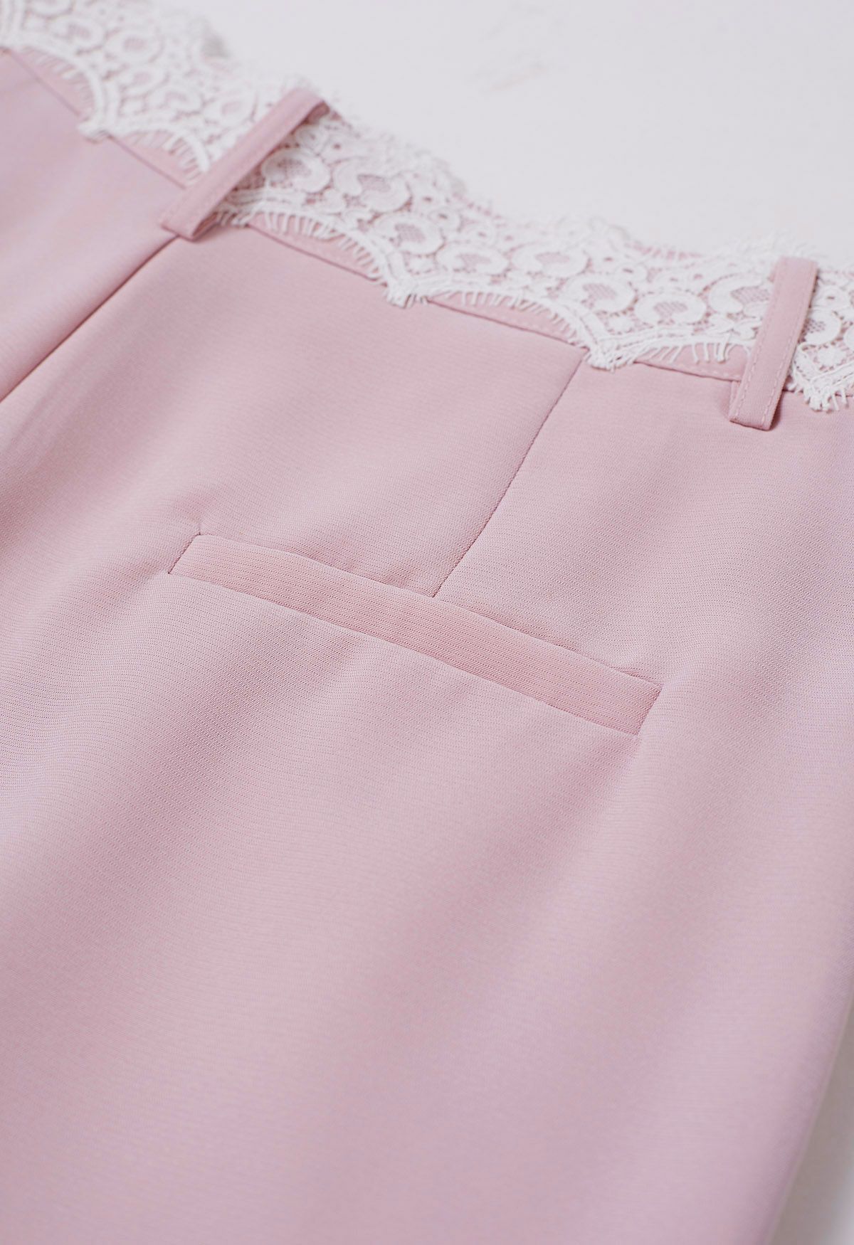 Plissierte Hose mit geradem Bein und Spitzenbund in Rosa