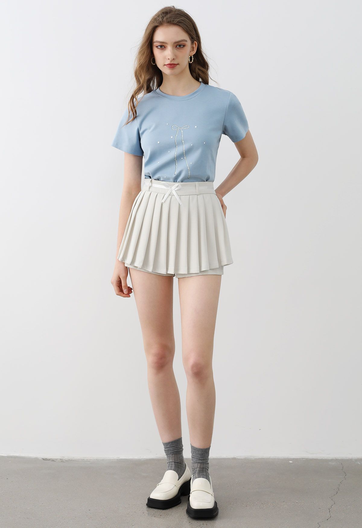 Plissierter Mini-Skort mit Schleife in Elfenbein