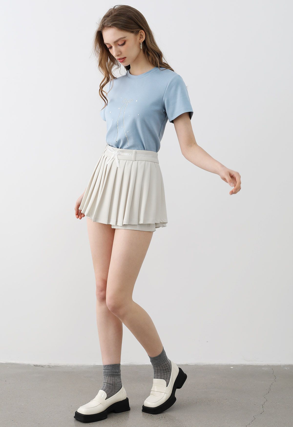 Plissierter Mini-Skort mit Schleife in Elfenbein