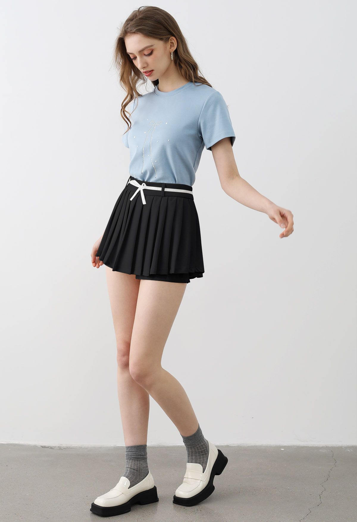 Plissierter Mini-Skort mit Schleife in Schwarz