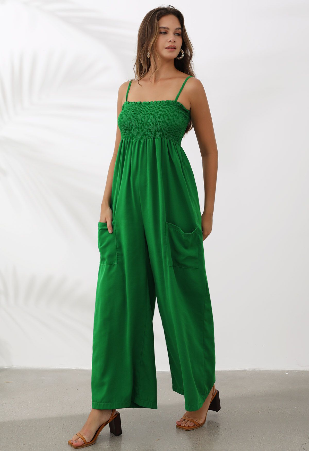 Schicker Camisole-Jumpsuit mit weitem Bein und aufgesetzten Taschen in Grün