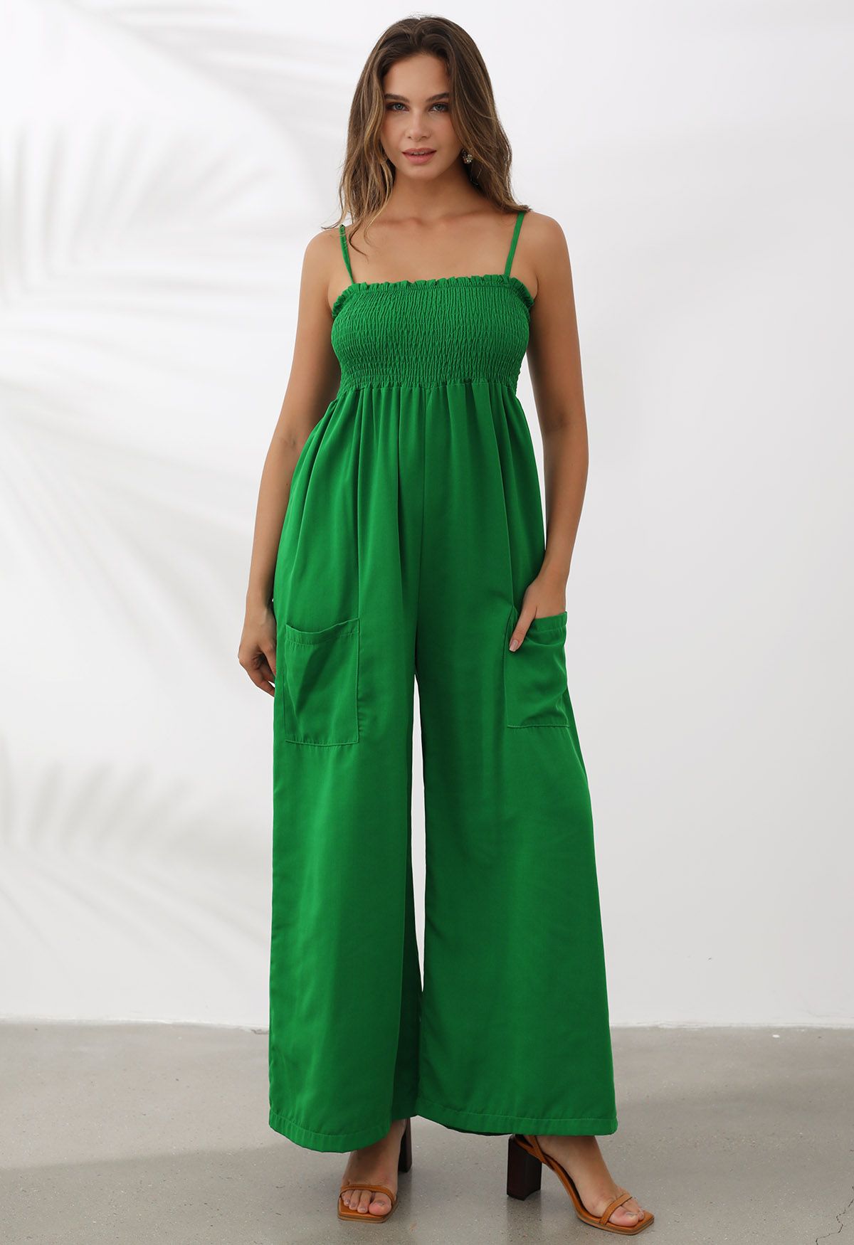 Schicker Camisole-Jumpsuit mit weitem Bein und aufgesetzten Taschen in Grün