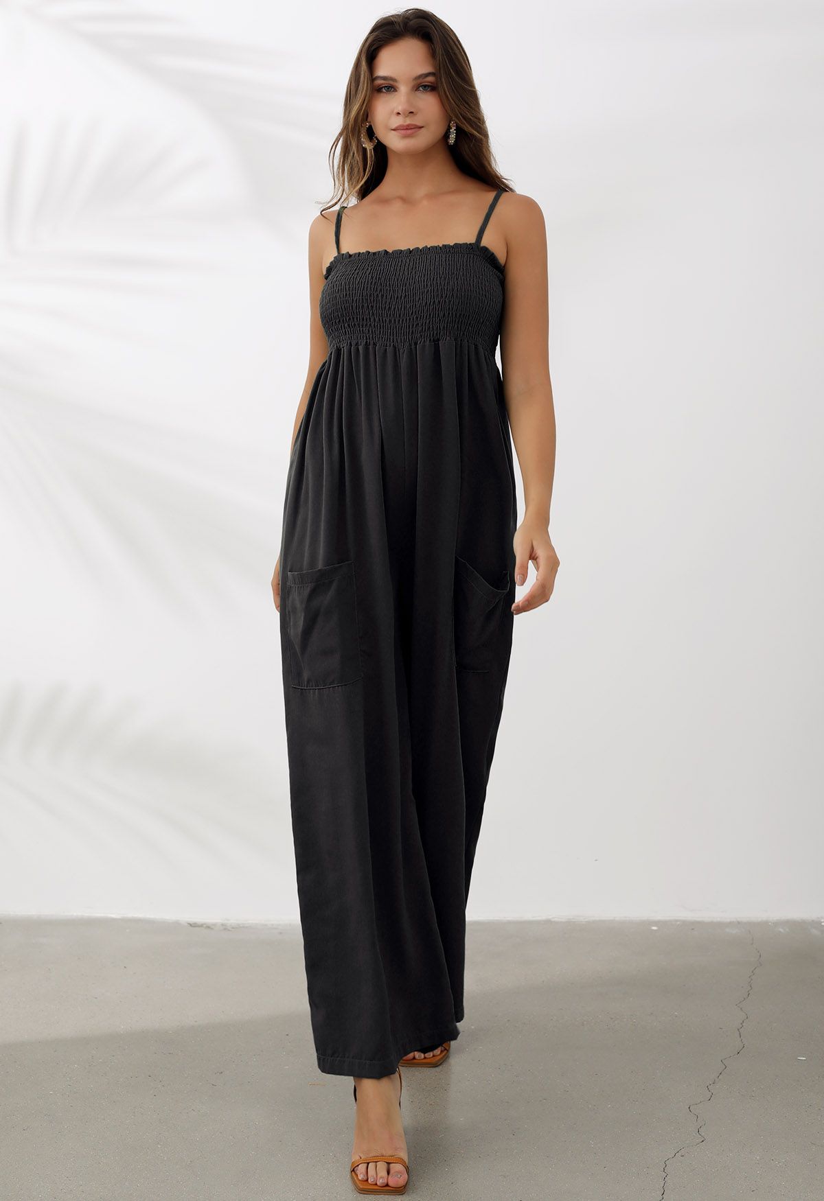 Schicker Camisole-Jumpsuit mit weitem Bein und aufgesetzten Taschen in Schwarz