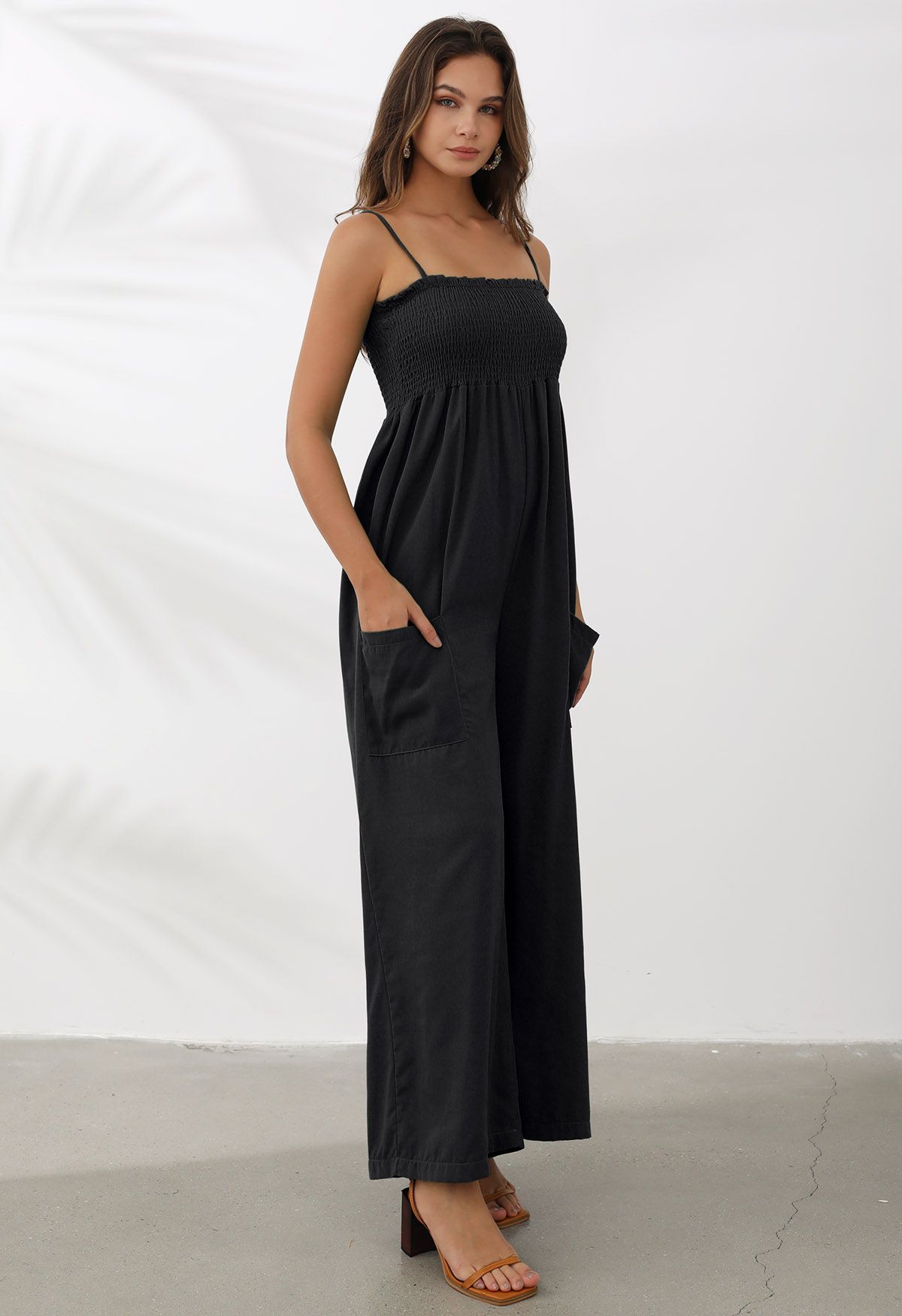 Schicker Camisole-Jumpsuit mit weitem Bein und aufgesetzten Taschen in Schwarz