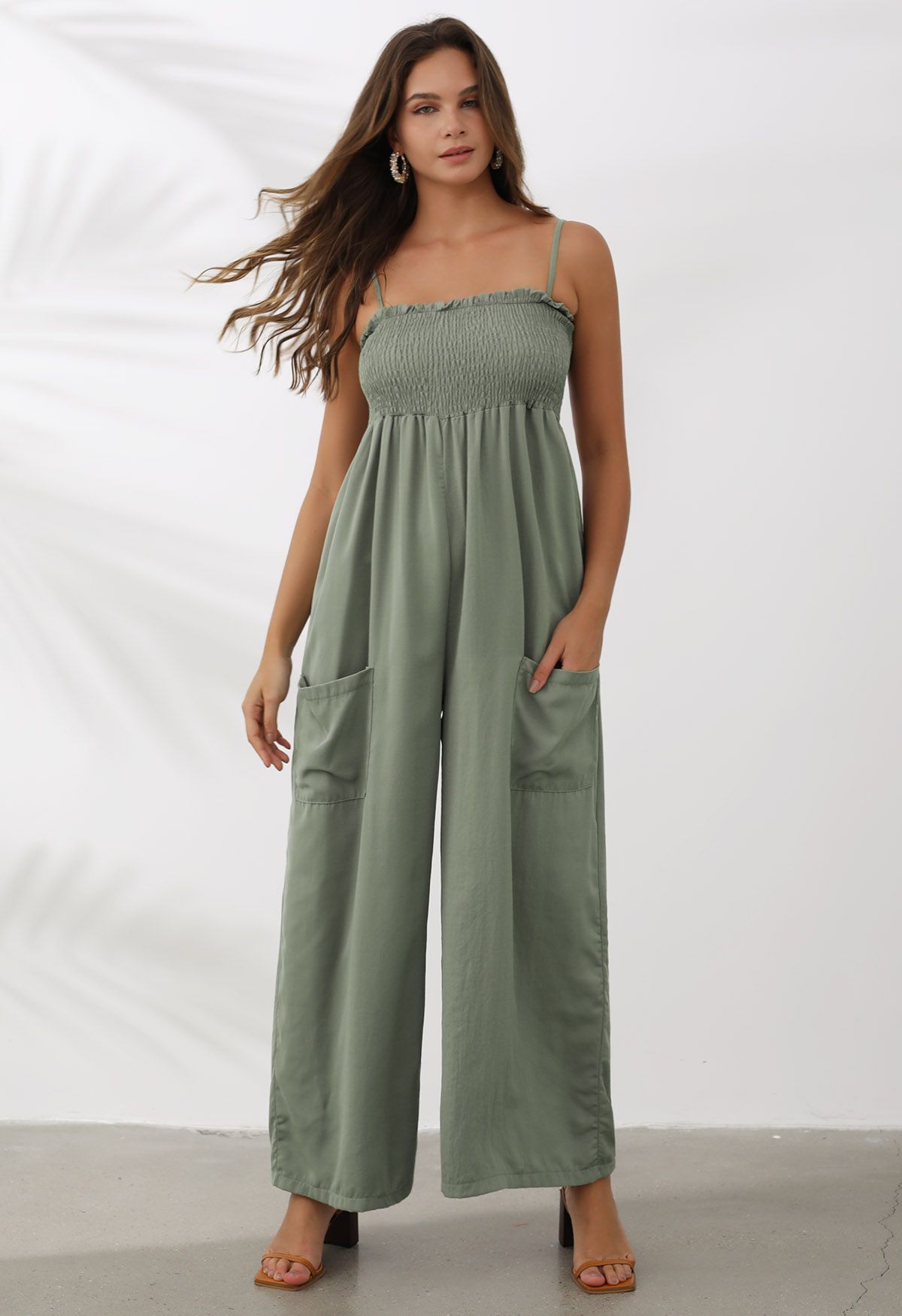 Schicker Camisole-Jumpsuit mit weitem Bein und aufgesetzten Taschen in Erbsengrün