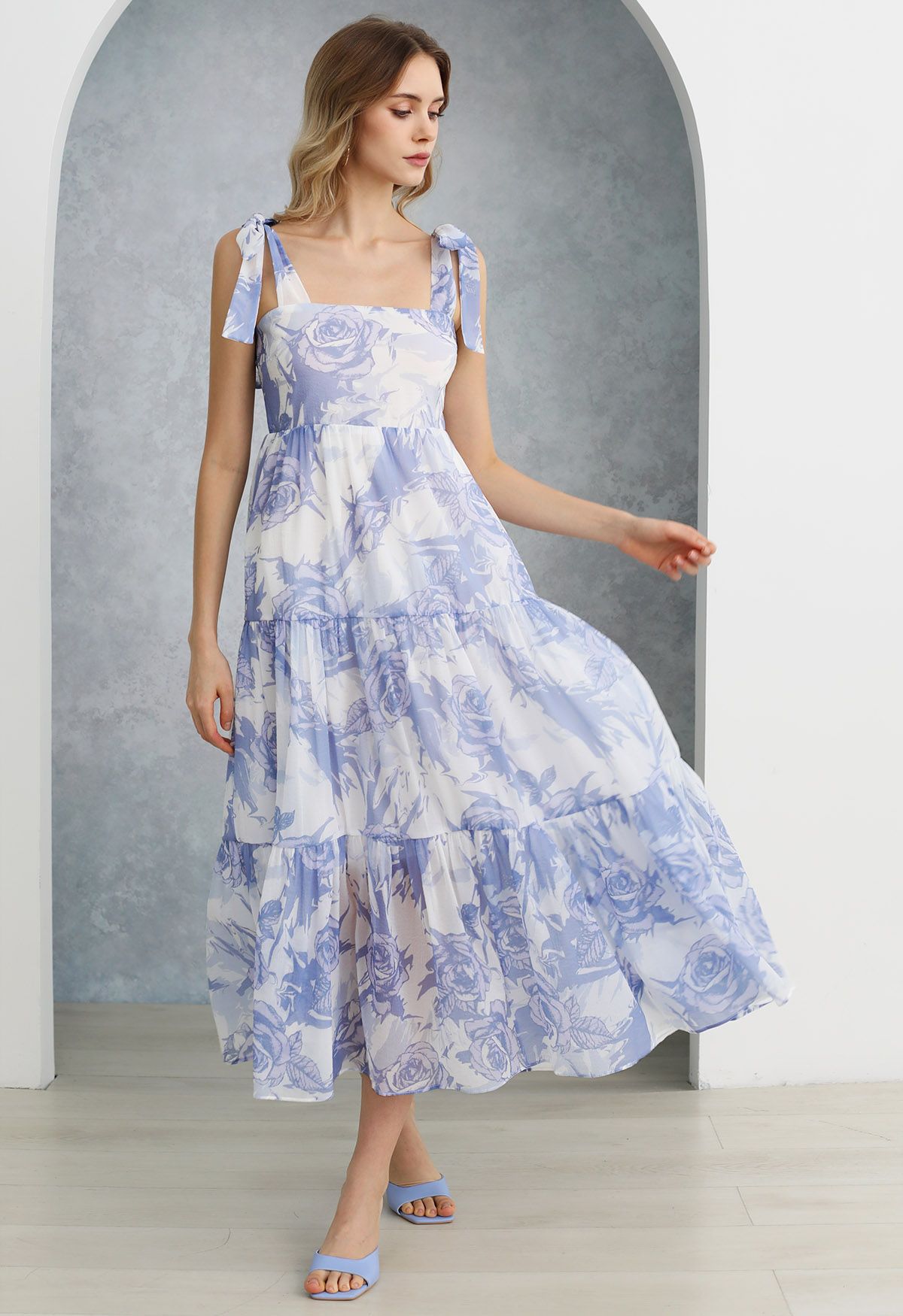 Tranquil Blue Rose – Maxikleid mit Bindeträgern