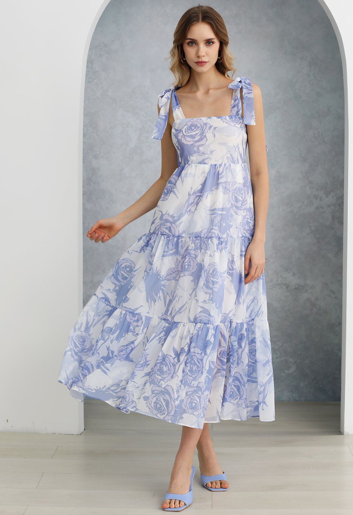 Tranquil Blue Rose – Maxikleid mit Bindeträgern