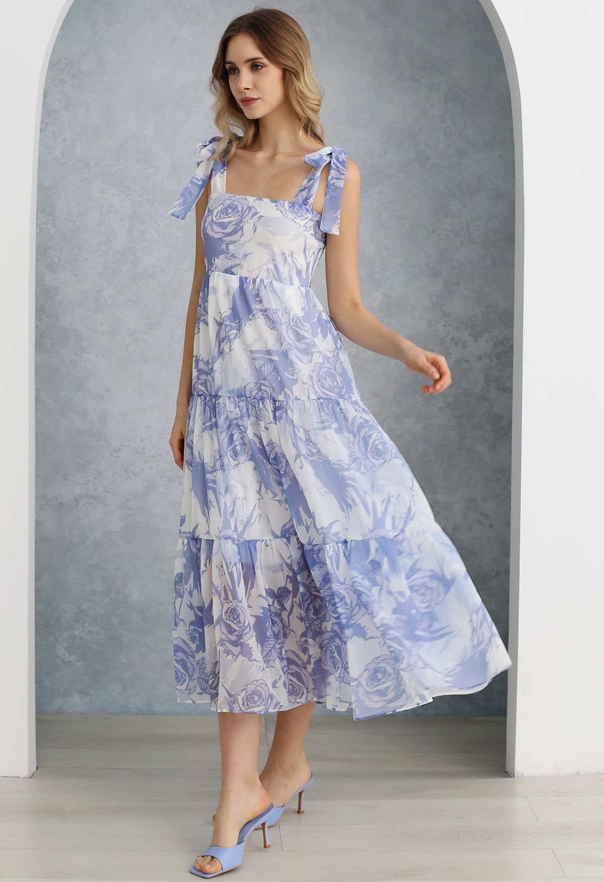 Tranquil Blue Rose – Maxikleid mit Bindeträgern