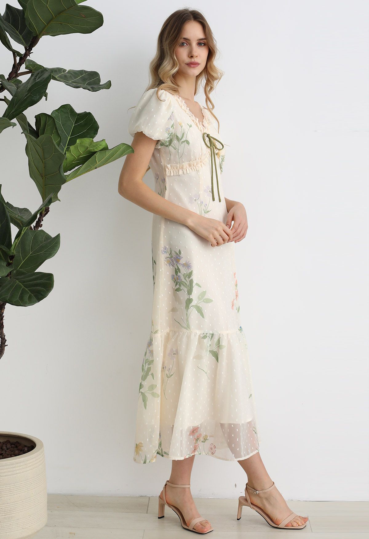 Chiffonkleid mit V-Ausschnitt und Flockpunkten im botanischen Druck