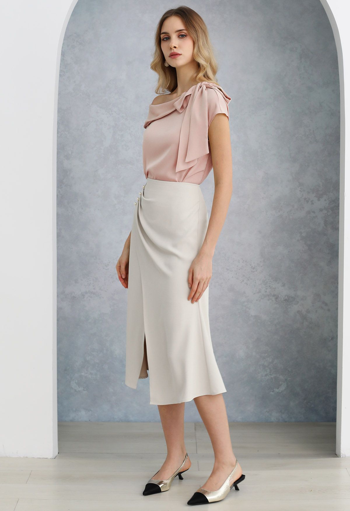 Satin-Top mit seitlicher Schleife und asymmetrischem Ausschnitt in Pink