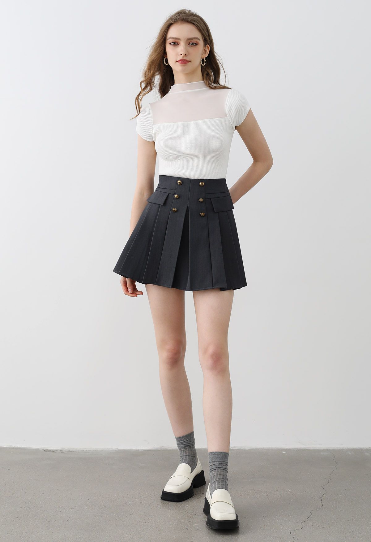 Zweireihiger, plissierter Preppy-Mini-Skort in Rauch