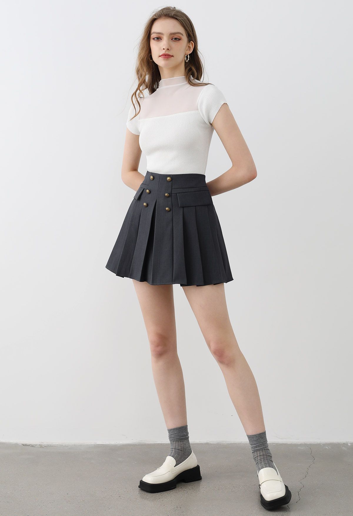 Zweireihiger, plissierter Preppy-Mini-Skort in Rauch