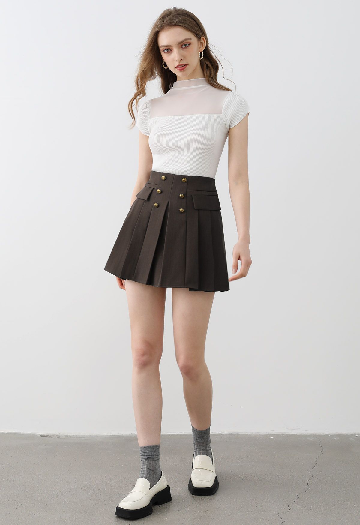 Zweireihiger, plissierter Preppy-Mini-Skort in Braun